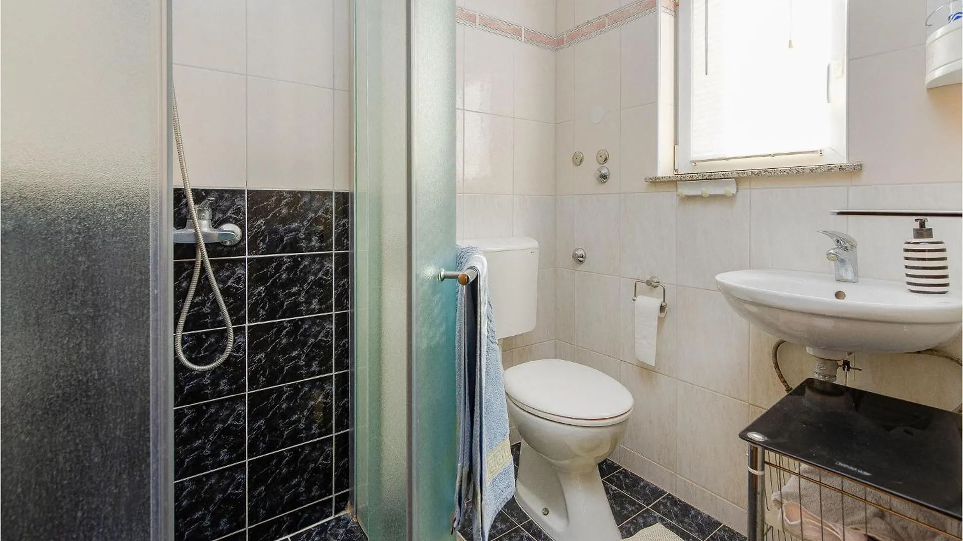 Nice Apartment In Nin With Wifi